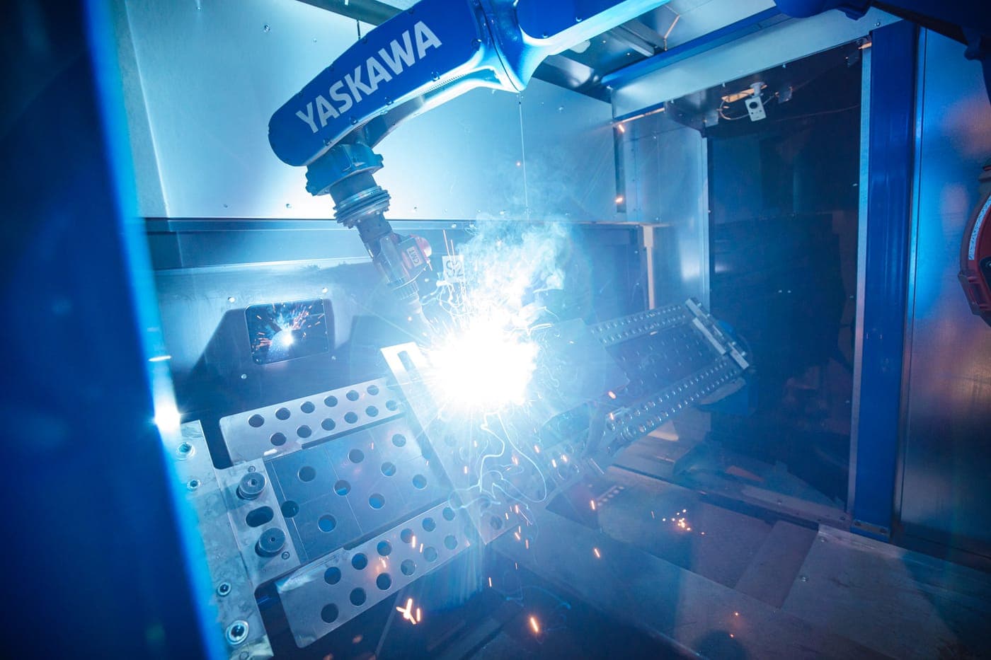 Schweißroboter von Yaskawa beim Schweißen einer Vorrichtung